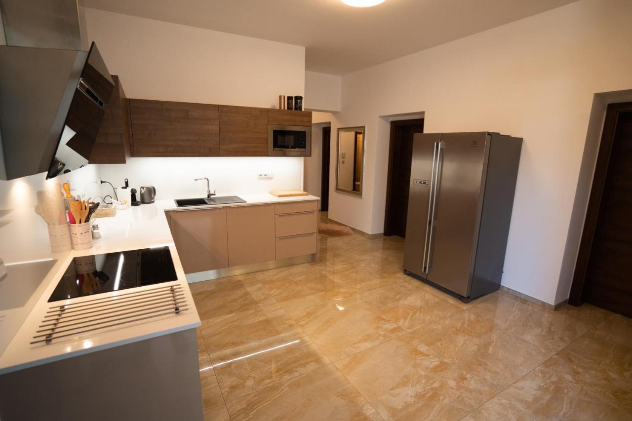 Black Field Apartment 브르노 외부 사진